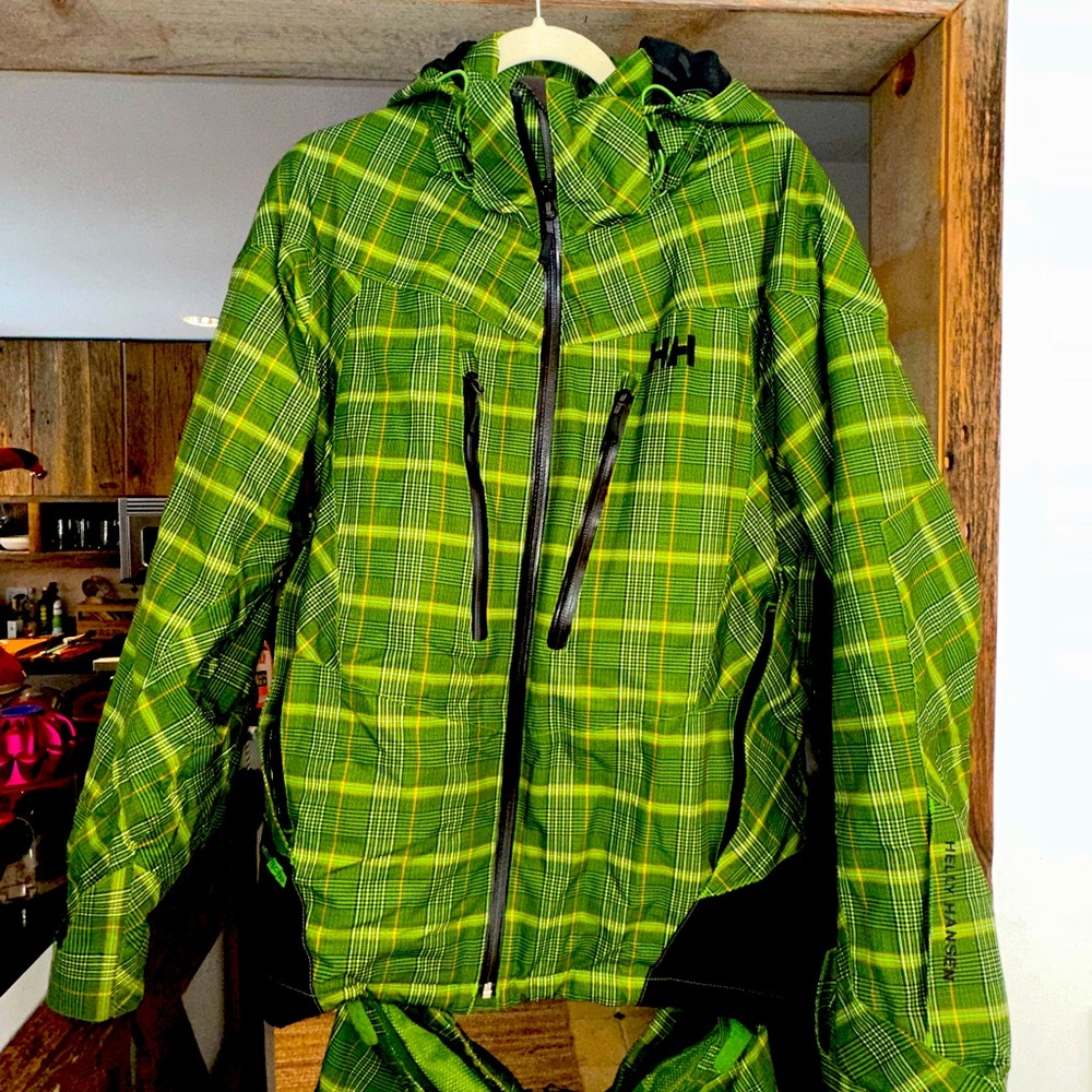 Green Helly Hansen men’s size medium ski/ snowboard outfit - jacket & pants.